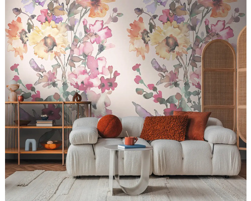 Woonkamer met bank, plank en bloemenbehang voor een stijlvol huis.