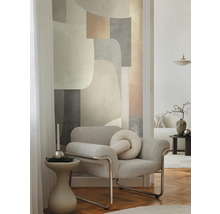 Woonkamer met fauteuil, bijzettafel en geometrisch behang