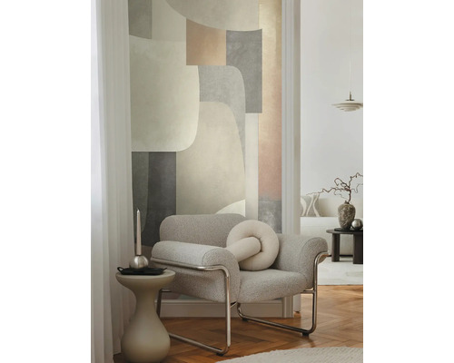 Woonkamer met fauteuil, bijzettafel en geometrisch behang