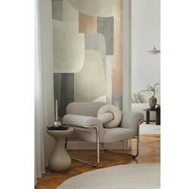 Woonkamer met fauteuil, bijzettafel en abstracte kunst aan de muur voor een stijlvol interieur