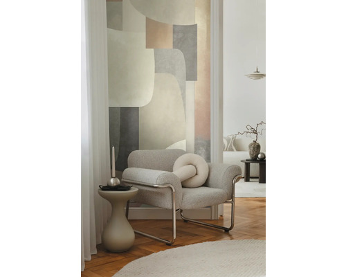 Woonkamer met fauteuil, bijzettafel en abstracte kunst aan de muur voor een stijlvol interieur