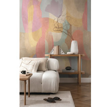 Lichte, moderne inrichting met bank, plank en abstracte wanddecoratie