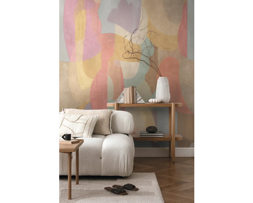 Lichte, moderne inrichting met bank, plank en abstracte wanddecoratie