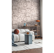 Woonkamer met patroonbehang, bank, bijzettafel en rek