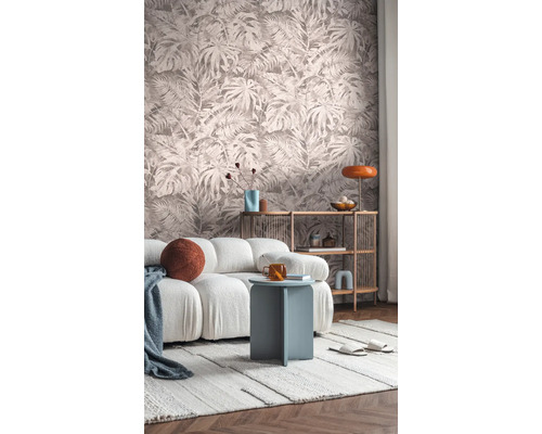 Woonkamer met patroonbehang, bank, bijzettafel en rek