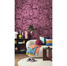 Decoratieve woonkamer met patroonbehang, bank en bijzettafel.