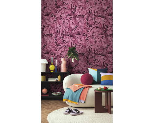 Decoratieve woonkamer met patroonbehang, bank en bijzettafel.