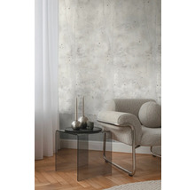 Interieur met betonlook behang, fauteuil en bijzettafel