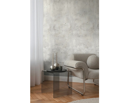 Interieur met betonlook behang, fauteuil en bijzettafel