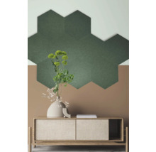 Woonkamer met zeshoekige wandpanelen, dressoir en bloemenvaas