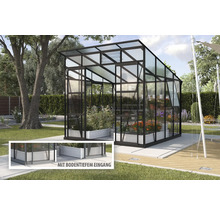 Tuinkas met planken en planten in een tuin