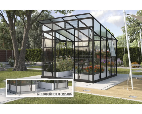 Tuinkas met planken en planten in een tuin