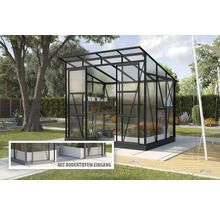 Kas met plantenrek in de tuin