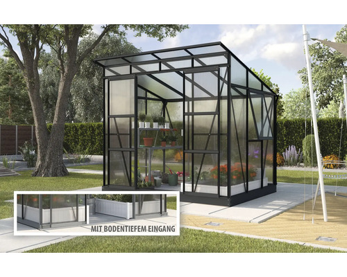 Kas met plantenrek in de tuin