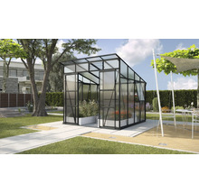 Kas met planten in de tuin