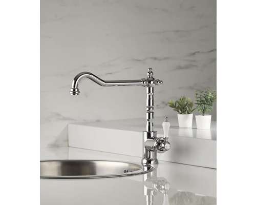 Keukenkraan met hoge uitloop op een gootsteen