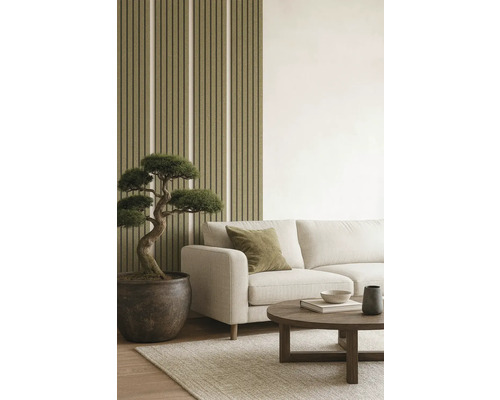 Woonkamer met bank, salontafel, kamerplant en wandpanelen