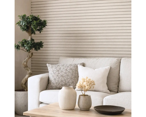 Woonkamer met bank, kussens, tafel, vazen en kamerplant