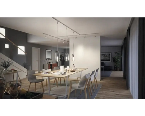 Lichte woonkamer met eettafel en plafondverlichting