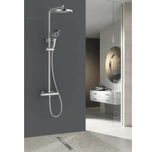 Douchezuil met hoofd- en handdouche in moderne badkamer