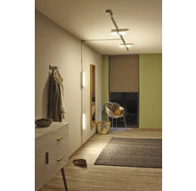 Hal met plafondlamp, dressoir, spiegel en garderobe.