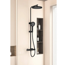 Zwarte doucheset met hoofd- en handdouche in een moderne badkamer.