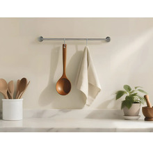 Keukenscène met houten lepel, theedoek en keukengerei op een aanrecht
