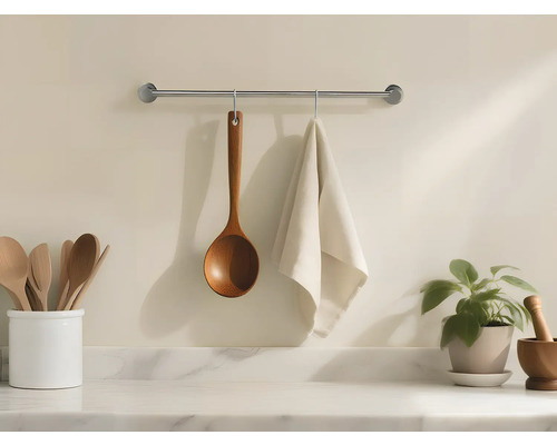 Keukenscène met houten lepel, theedoek en keukengerei op een aanrecht