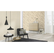 Woonkamer met geometrisch behang, hanglampen en houten meubels voor een heldere, georganiseerde sfeer.