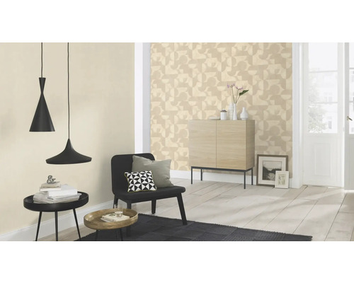 Woonkamer met geometrisch behang, hanglampen en houten meubels voor een heldere, georganiseerde sfeer.