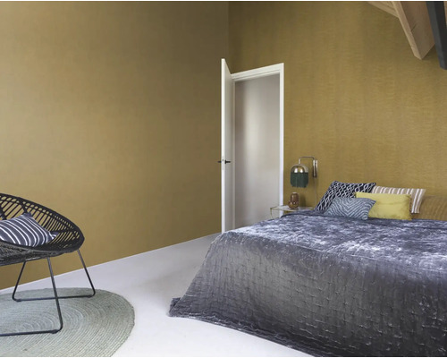 Slaapkamer met bed, stoel en muren met textuur