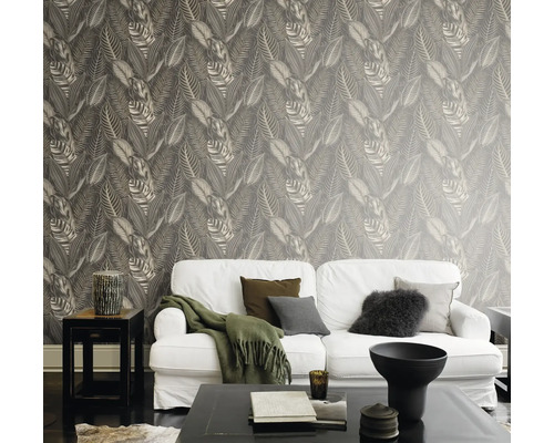 Woonkamer met witte bank en behang met bladerpatroon