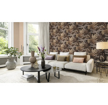 Woonkamer met bank, salontafel en decoratief junglebehang