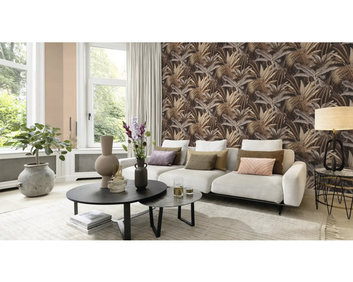 Woonkamer met bank, salontafel en decoratief junglebehang