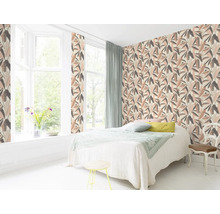 Lichte slaapkamer met patroonbehang, raam en bed