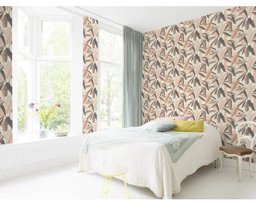 Lichte slaapkamer met patroonbehang, raam en bed