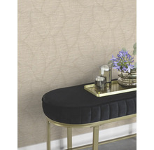 Een wand met patroonbehang achter een bank met bloemen en glazen