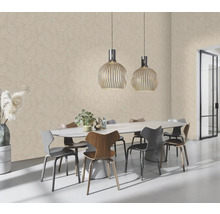 Eetkamer met eettafel, stoelen en behang met patroon