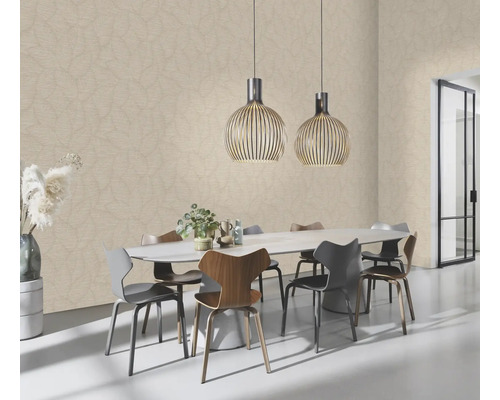 Eetkamer met eettafel, stoelen en behang met patroon