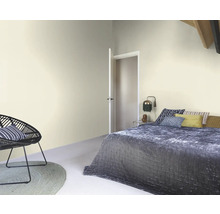Lichte slaapkamer met bed, stoel en deur