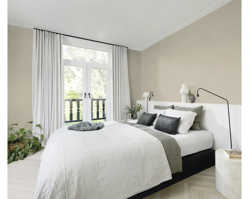 Lichte slaapkamer met bed, nachtkastjes en gordijnen voor een balkondeur