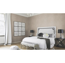 Lichte slaapkamer met bed, nachtkastje en decoratieve elementen