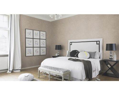 Lichte slaapkamer met bed, nachtkastje en decoratieve elementen