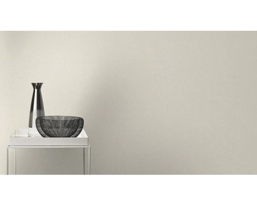 Decoratieve opstelling met vaas en schaal op een bijzettafel