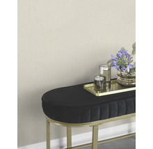 Decoratieve hocker met bloemen, glazen en een gouden dienblad.