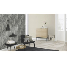 Woonkamer met patroonbehang, dressoir, fauteuil en hanglampen voor een stijlvolle ambiance