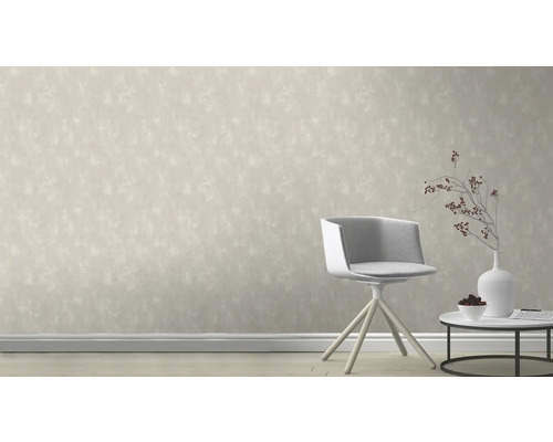 Woonkameropstelling met patroonbehang, stoel en bijzettafel