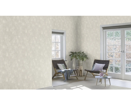 Lichte woonkamer met patroonbehang, fauteuils en ramen