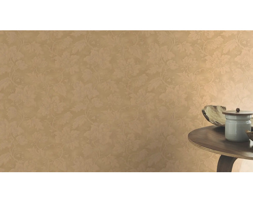 Muur met bloemenbehang en decoratie op een tafel.