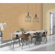 Eetkamer met ovale tafel, stoelen en hanglampen voor een muur met patroonbehang
